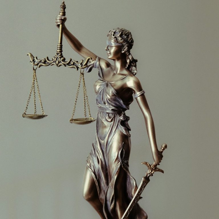 Justitia-Statue mit Waage – Symbol für Fairness und individuelle Beratung bei MPU-Vorbereitung